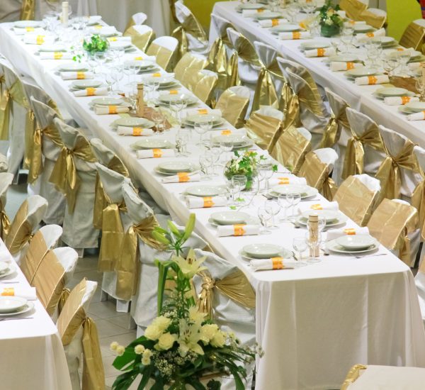 Wedding white reception place ready for guests. table repas